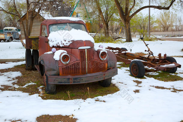 内华达州早春时节的雪地旧卡车