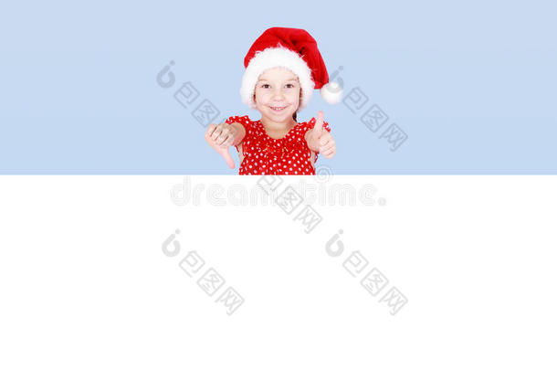 一个穿着红色连衣裙，戴着圣诞老人帽子的小女孩在<strong>广告位</strong>上伸出手指