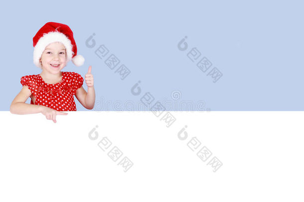 戴帽子的圣诞女孩在广告位上展示一个超级手指