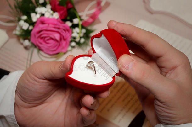 订婚戒指和开口盒
