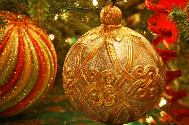 圣诞树上的传统<strong>金饰</strong>