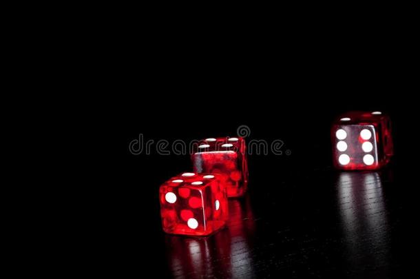 三个<strong>红色</strong>骰子放在旧木黑桌子上，留有文字空间