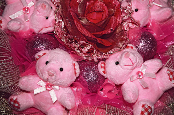 四只粉色泰迪熊和人造玩具鲜花.圣诞节作文