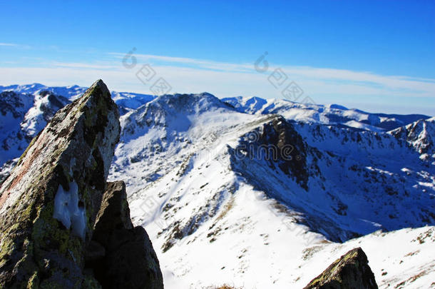 从罗马尼亚雷特扎特<strong>山</strong>顶俯瞰群<strong>山</strong>的<strong>美景</strong>