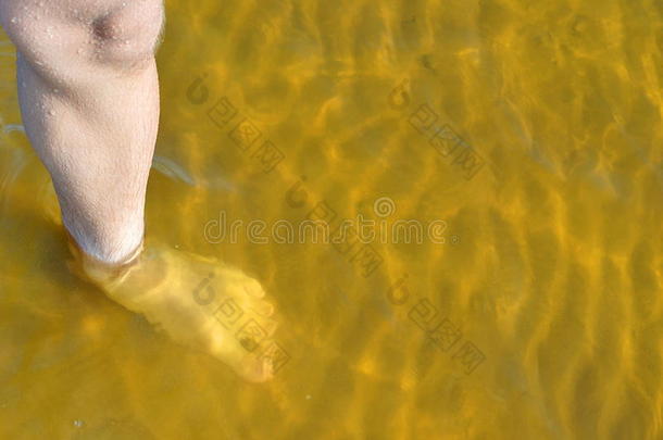 脚踩在水里