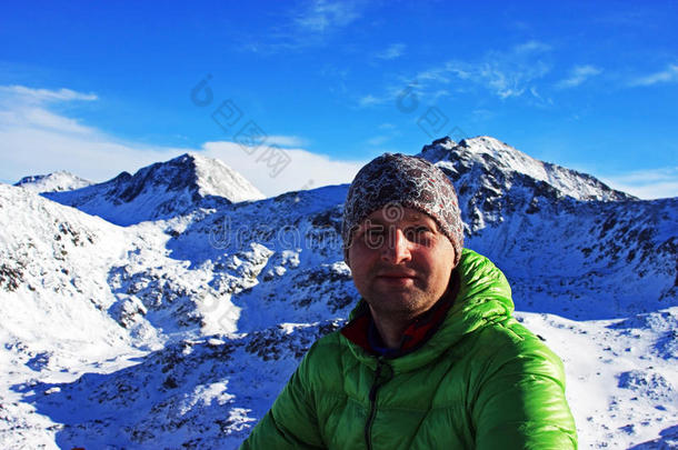 罗马尼亚雷特扎特山山顶上年轻登山者的画像
