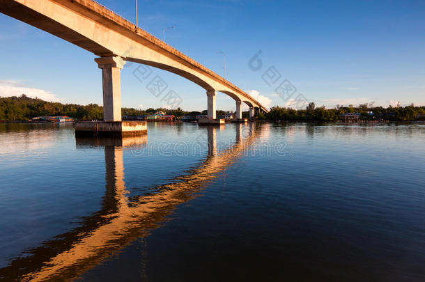 婆罗洲沙巴一座蓝天大桥的倒影