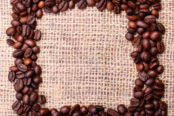 咖啡豆，放置在亚麻布或麻布上的框架形状