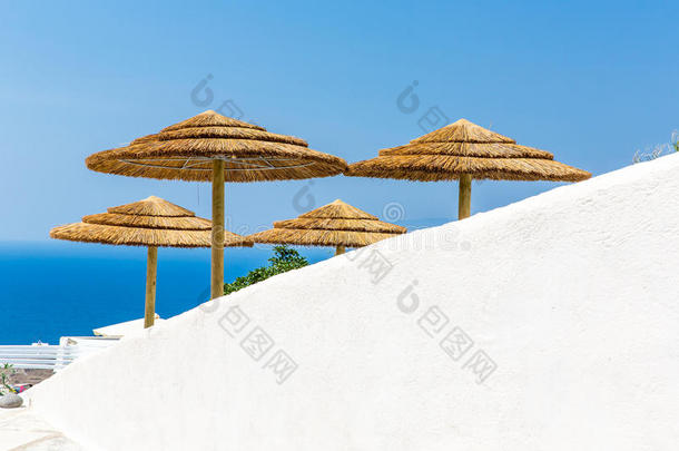 菲拉镇景观-圣托里尼岛，克里特岛，希腊。白色<strong>的</strong>水泥楼梯通向美丽<strong>的</strong>海湾，<strong>天空湛蓝</strong>