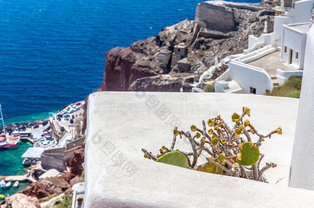 菲拉镇景观-圣托里尼岛，克里特岛，希腊。白色的水泥楼梯通向美丽的海湾，天空湛蓝