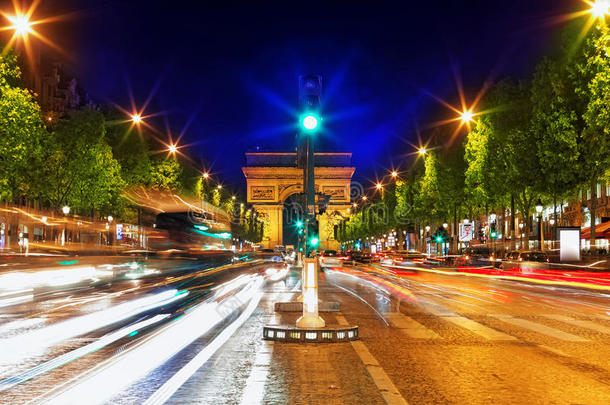 晚上在香榭丽舍大街的阿尔克大街前巴黎凯旋门. 法国。