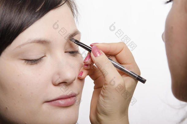 化妆师在化妆过程中带来眉笔造型