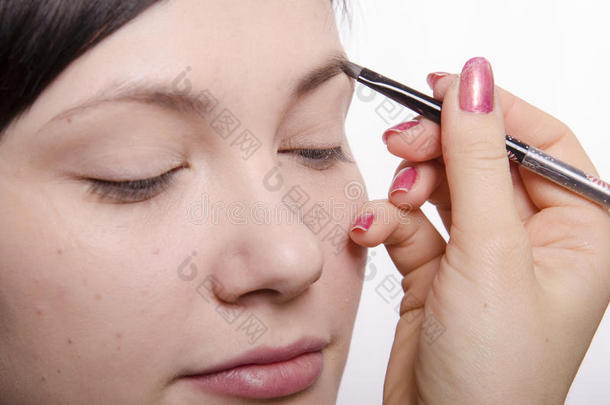 化妆师在化妆过程中带来眉笔造型