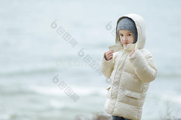 可爱的小女孩在<strong>海边玩耍</strong>