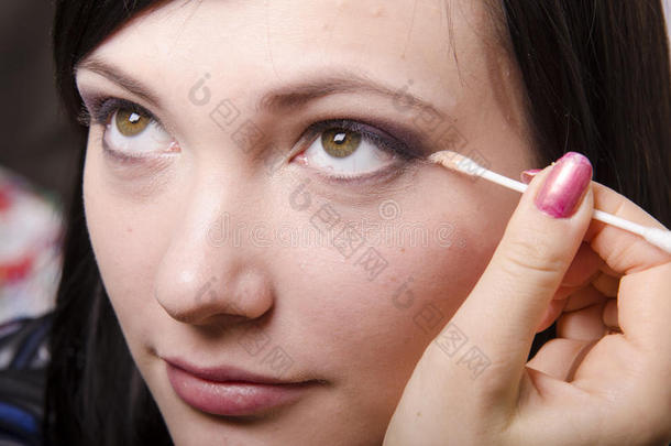 彩妆师在彩妆过程中的眼睑造型