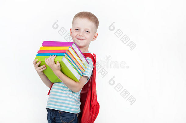 <strong>背着书包</strong>，书被隔离在白色背景上的快乐小学生