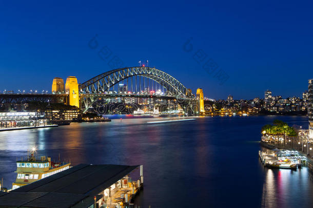 黄昏时的<strong>悉尼海港大桥</strong>