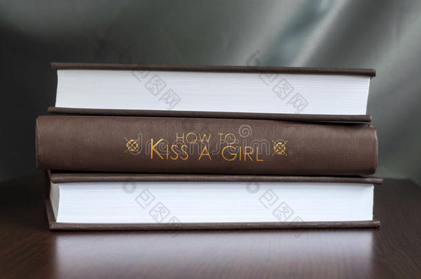 如何亲吻一个女孩。书籍概念。