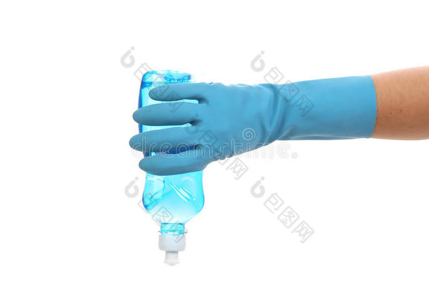 手上拿着蓝色塑料瓶的手套。