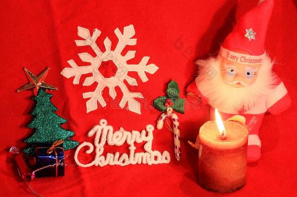 红色<strong>圣诞节</strong>：圣诞老人、圣诞树和红色背景的礼物