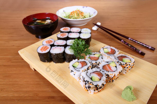 日式菜单寿司沙拉和汤