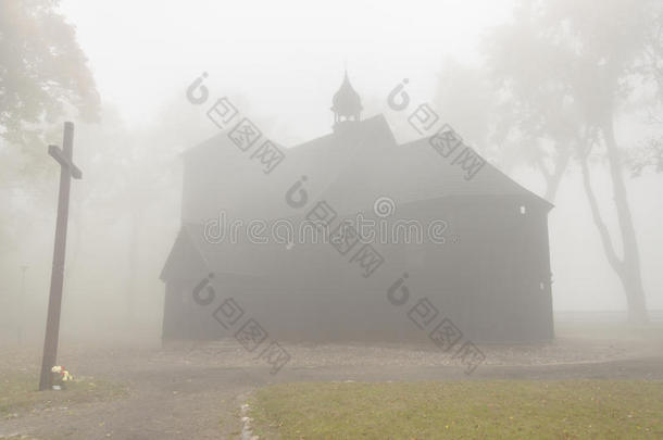 古老的木制教堂-<strong>雾天</strong>，波兰。