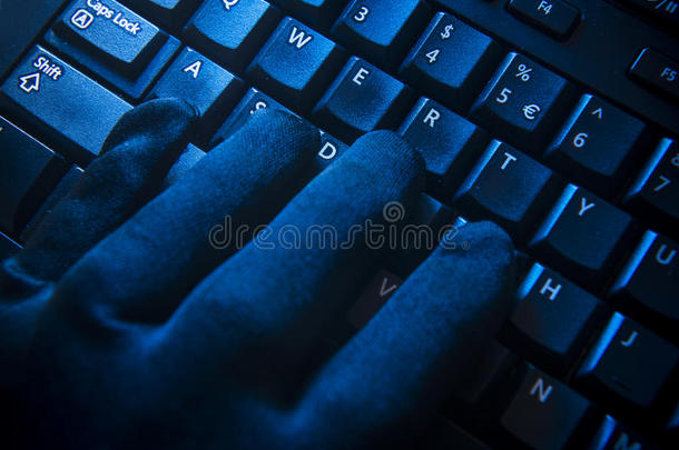 电脑键盘上的黑色手套