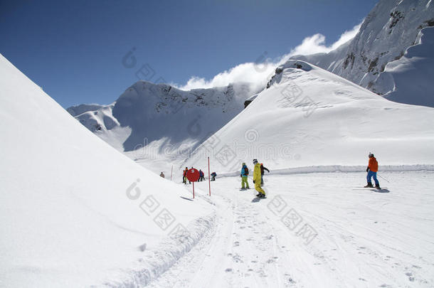 滑雪场滑雪者下坡