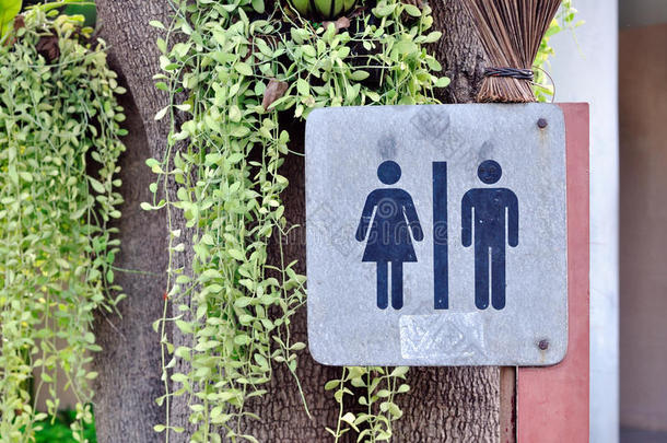 花园里的男女<strong>厕所标志</strong>。