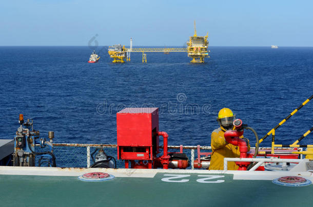 在石油钻井平台<strong>启动发动机</strong>前，消防员正在保护海上直升机
