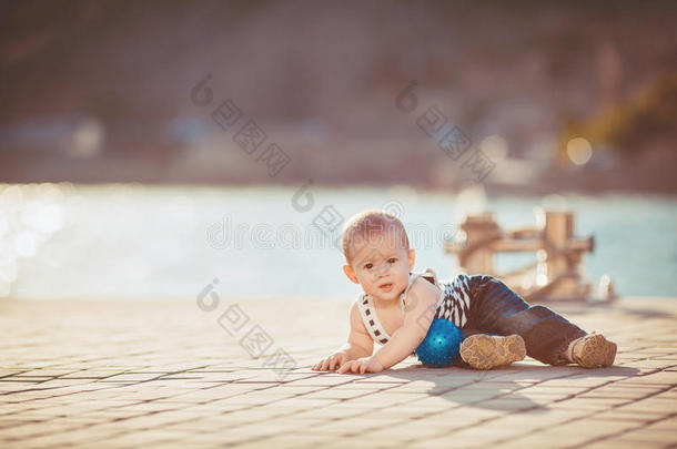 快乐小男孩在海边码头户外玩耍的画像