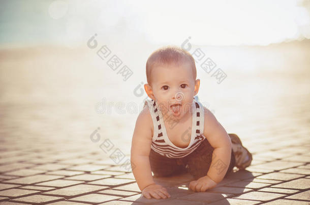 快乐小男孩在海边码头户外玩耍的画像