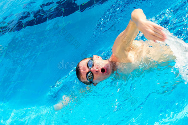 动感游泳运动员，在游泳池游泳
