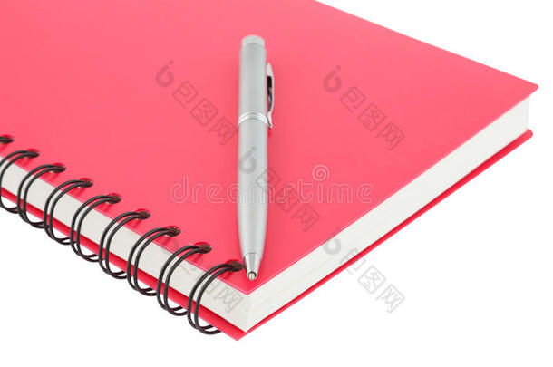 特写笔记本螺旋装订和白色背景笔