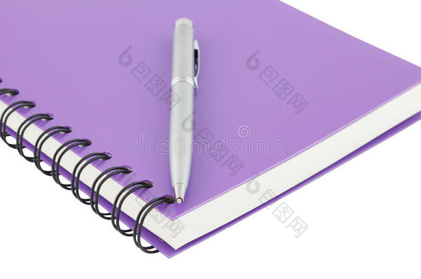 特写笔记本螺旋装订和白色背景笔