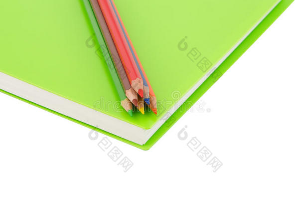 白色背景上的彩色铅笔和笔记本螺旋线