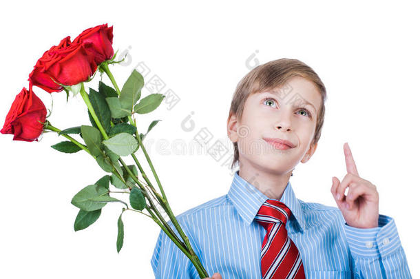可爱的小可爱的孩子拿着一件衬衫和一条领带抱着玫瑰有一个礼物的主意