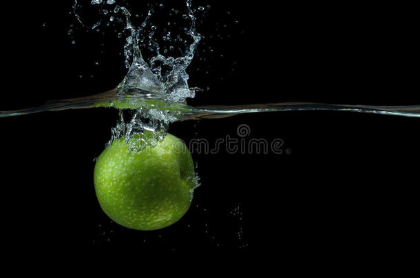 绿苹果在水中溅起水花