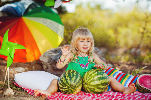 可爱的小女孩在夏天的公园户外玩西瓜