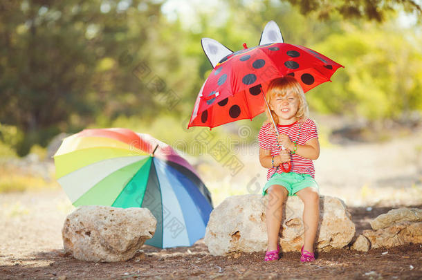 可爱的小女孩在夏天的公园户外玩西瓜