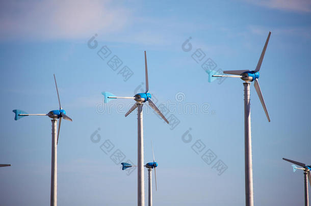 绿色可再生能源概念-风力发电机涡轮机