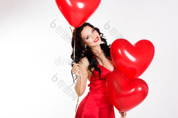情人节美丽的年轻女子身穿<strong>红色</strong>连衣裙，<strong>手持红色</strong>气球