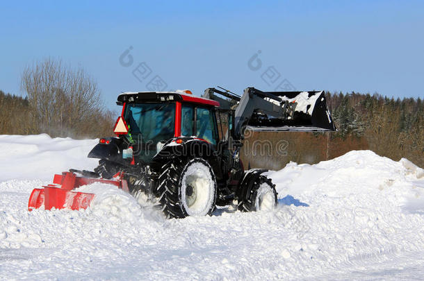 拖拉机在院子里铲雪
