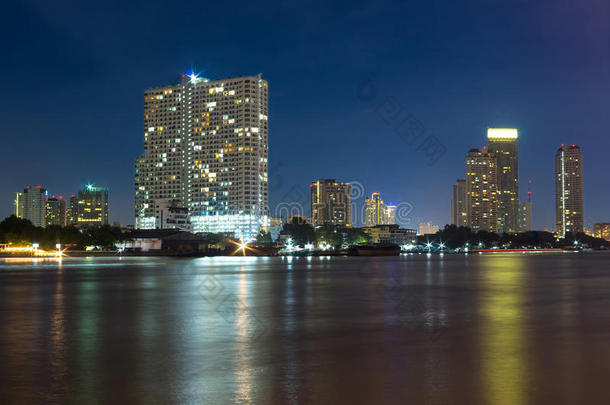 曼谷城市景观现代建筑河畔黄昏时分，泰国