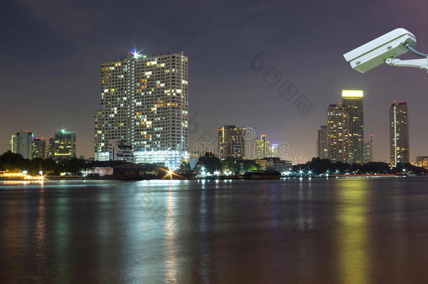 曼谷城市景观现代建筑河畔黄昏时分，泰国