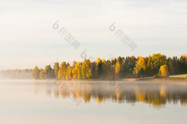 秋色静谧水景