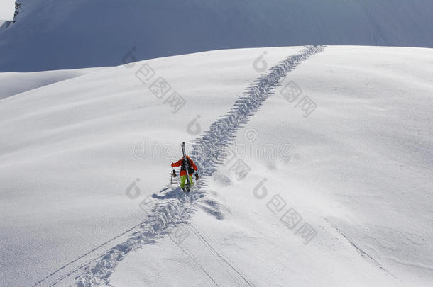 滑雪者<strong>攀登雪山</strong>