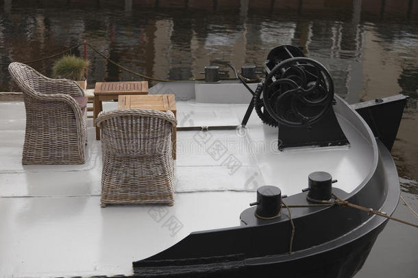 历史悠久的扁舟甲板上的柳条椅