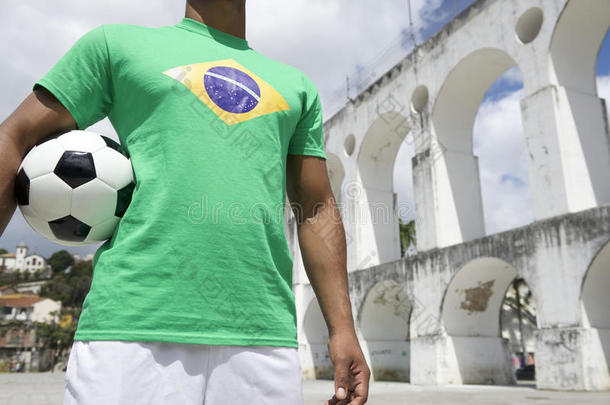 巴西足球运动员手里拿着足球