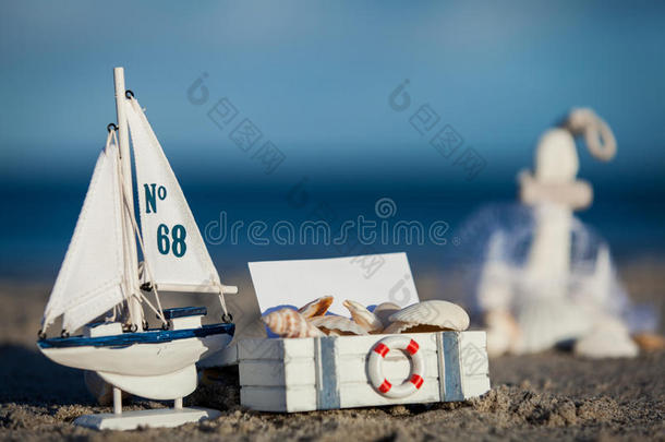 帆船和贝壳在沙滩装饰特写中的应用